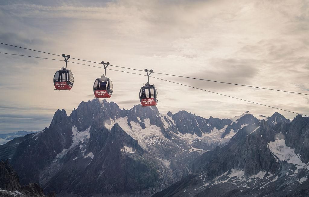 Почти полсотни туристов застряли во Франции на впечатляющей высоте Почти полсотни туристов застряли во Франции на впечатляющей высоте