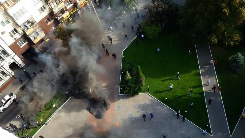 Димові шашки та вибухи: з'явилось відео ранкових сутичок під "Київміськбудом"