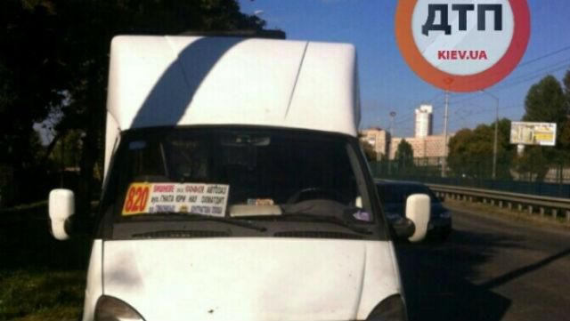 Пасажирка випала з маршрутки під час їзди: дівчина серйозно травмована Пасажирка випала з маршрутки під час їзди: дівчина серйозно травмована