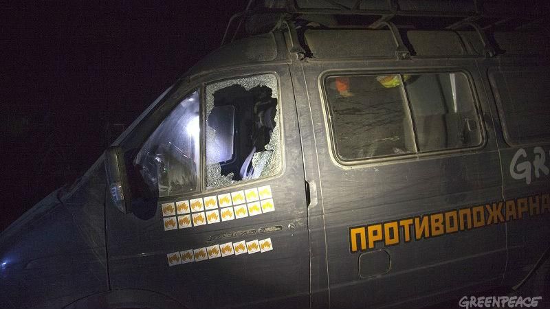 "Тут пендоси" – в Росії жорстоко побили активістів Greenpeace "Тут пендоси" – в Росії жорстоко побили активістів Greenpeace