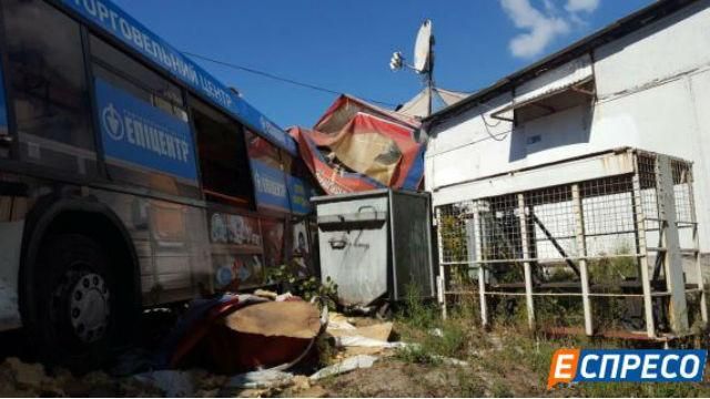 В Киеве неуправляемый автобус влетел в кафе: много пострадавших В Киеве неуправляемый автобус влетел в кафе: много пострадавших