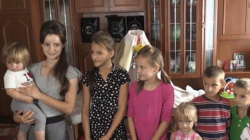 Багатодітне сімейство розповіло, як їм вдається виховувати 16 дітей Багатодітне сімейство розповіло, як їм вдається виховувати 16 дітей