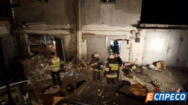 Гараж вибухнув у Києві: уламками засипало людину