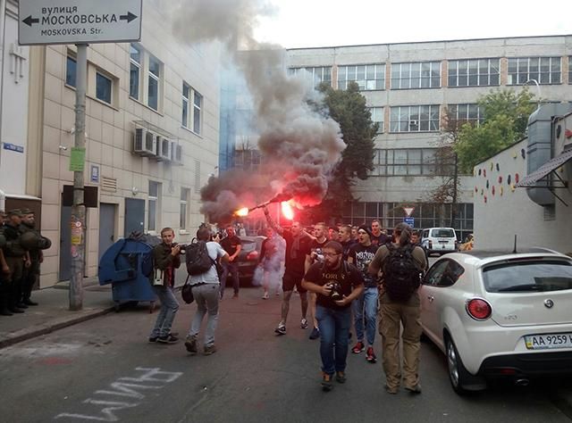 Сотня "азовців" пікетує Печерський райсуд Києва Сотня "азовців" пікетує Печерський райсуд Києва