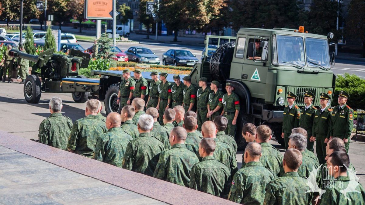 На похороны лидера боевиков в центр Донецка согнали военную технику: фото