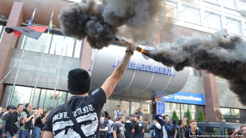 "Азов" снова зажгли файеры возле Киевгорстроя "Азов" снова зажгли файеры возле Киевгорстроя