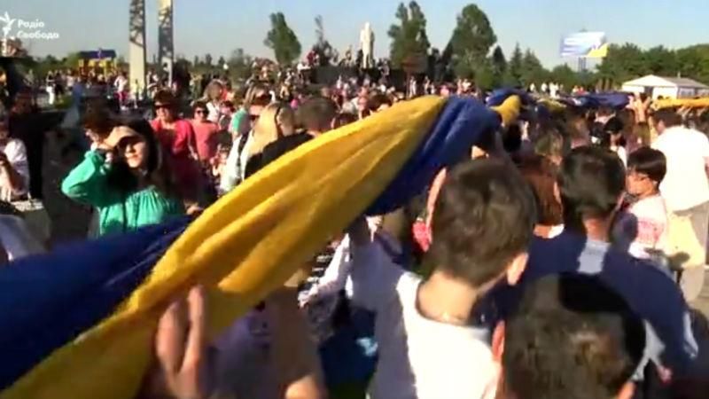 На Донбассе развернули самый большой сине-желтый флаг