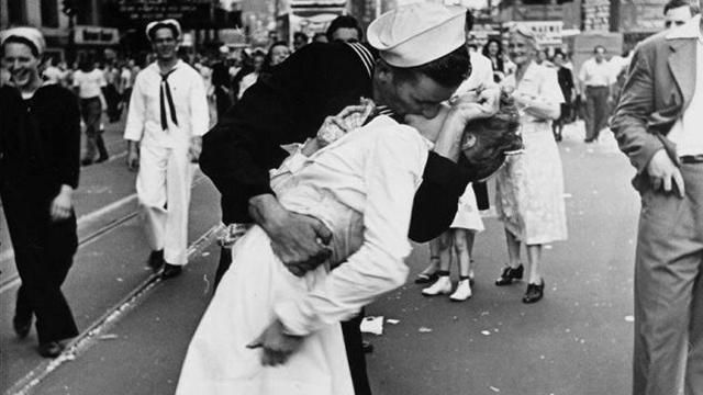Померла медсестра з легендарного фото "Поцілунок на Таймс-сквер" 