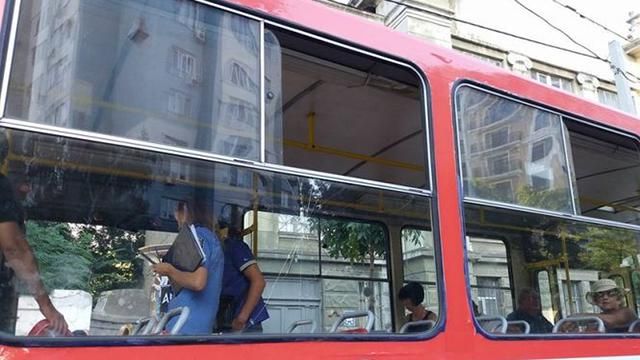 Конфлікт у трамваї закінчився стріляниною: постраждала жінка