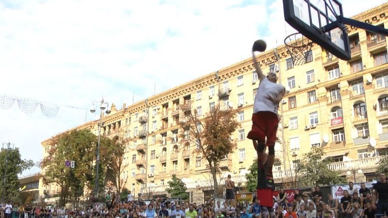 В центрі Києві відбувся турнір з стрітболу: яскраве відео змагань В центрі Києві відбувся турнір з стрітболу: яскраве відео змагань
