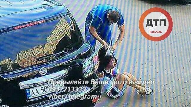 Невідомі викрали з автомобіля сімейну пару у Києві