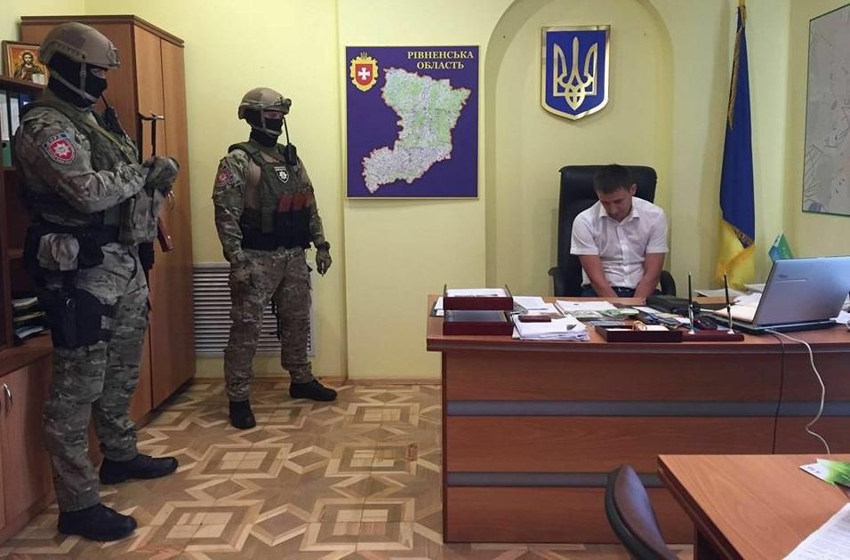 Аваков заявил о еще трех задержанных по "янтарному делу" Аваков заявил о еще трех задержанных по "янтарному делу"