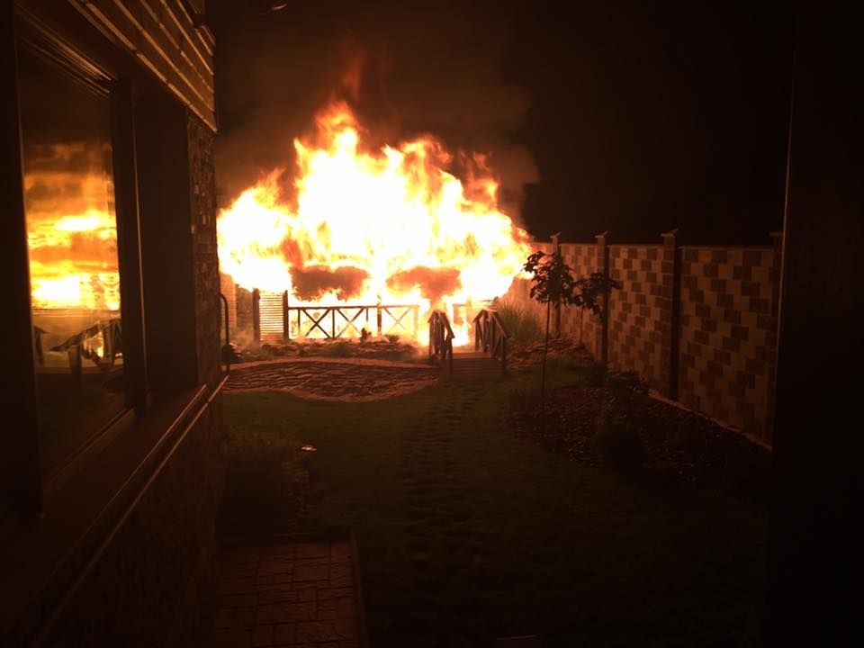 У дворі нардепа підірвали альтанку У дворі нардепа підірвали альтанку