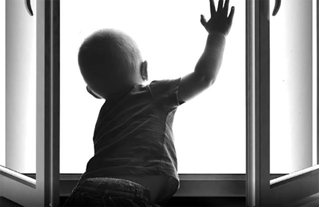 В Киеве с окна пятиэтажки выпал малыш