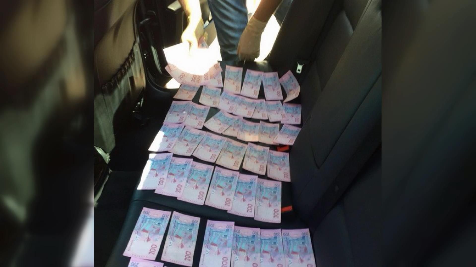 В Одесі затримала двох чиновників-хабарників В Одесі затримала двох чиновників-хабарників