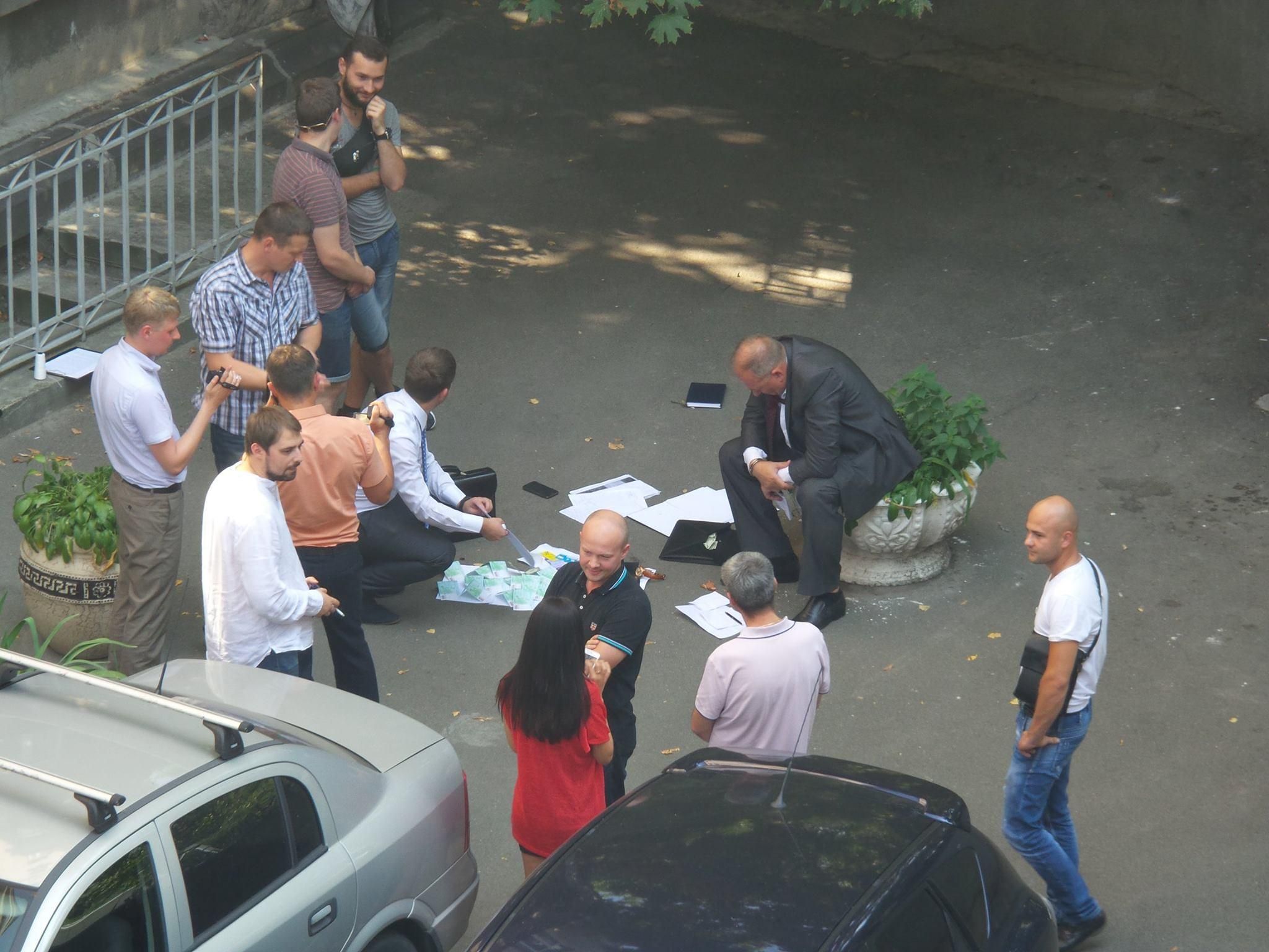 На Банковій затримали чоловіка з 30 тисячами доларів На Банковій затримали чоловіка з 30 тисячами доларів