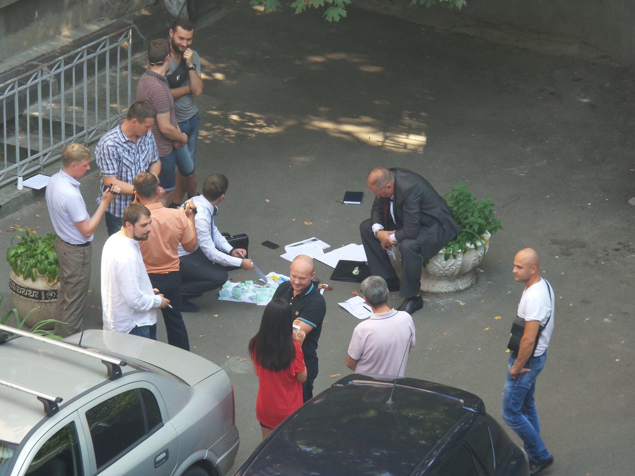 На Банковой задержали мужчину с 30 тысячами долларов