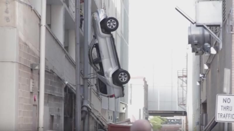Автівка вилетіла з 9-го поверху, водій дивом врятувався: опубліковано вражаюче відео