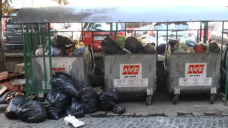 Львов захлебывается в хламе: мусорные баки переполнены