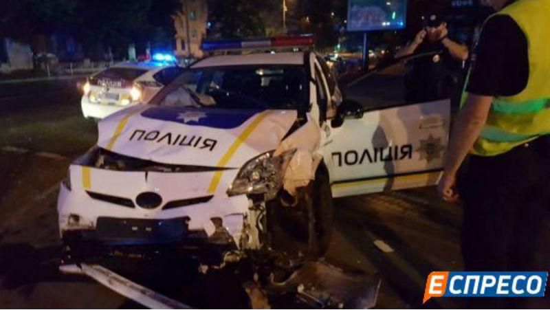 Серйозна аварія з поліцейськими. Їхнє авто протаранило таксі Серйозна аварія з поліцейськими. Їхнє авто протаранило таксі