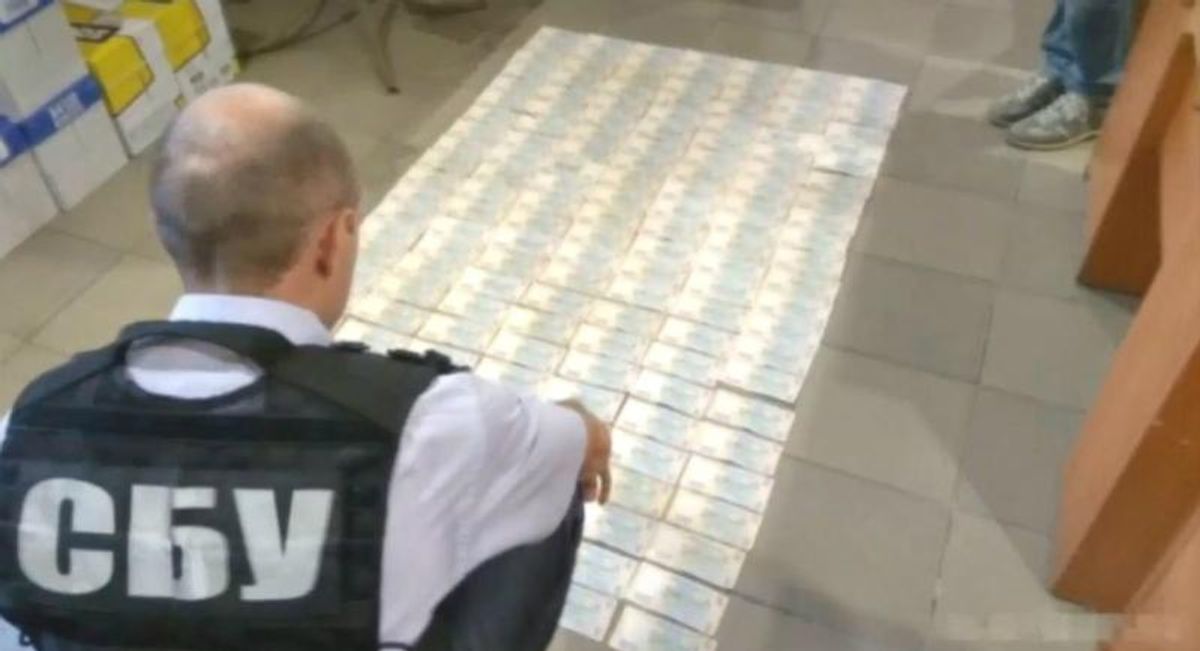 СБУ затримала двох керівників Державної фіскальної служби на хабарах СБУ затримала двох керівників Державної фіскальної служби на хабарах