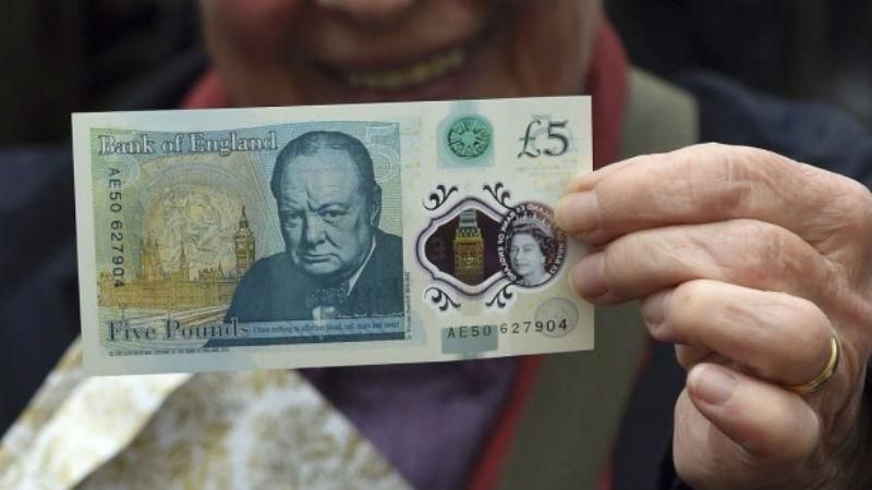 Британці запустили в обіг першу пластикову банкноту: з'явились фото