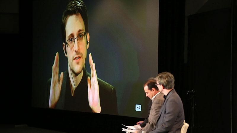 Сноуден попросил Обаму помиловать его Сноуден попросил Обаму помиловать его