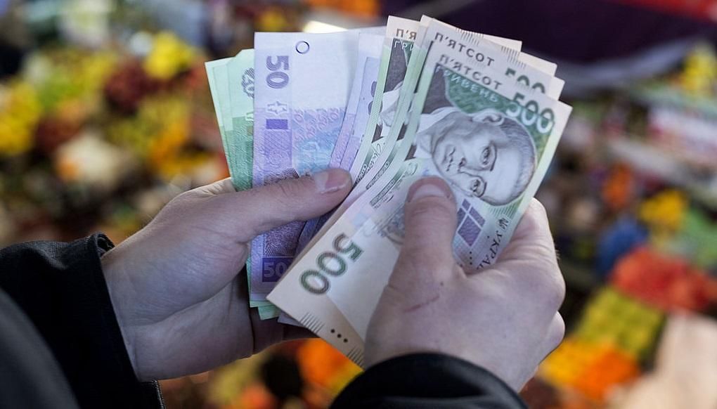 Порошенко пообещал повысить зарплаты бюджетникам Порошенко пообещал повысить зарплаты бюджетникам