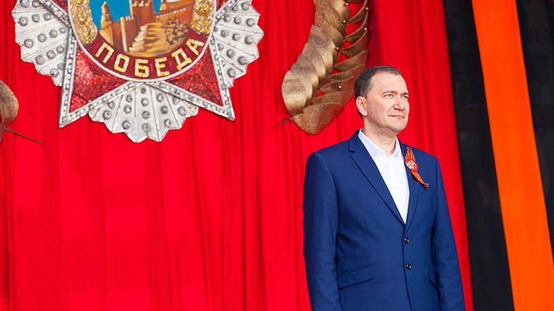 Бігборд з зображенням екс-"регіонала" патріотично змінили у Севастополі Бігборд з зображенням екс-"регіонала" патріотично змінили у Севастополі