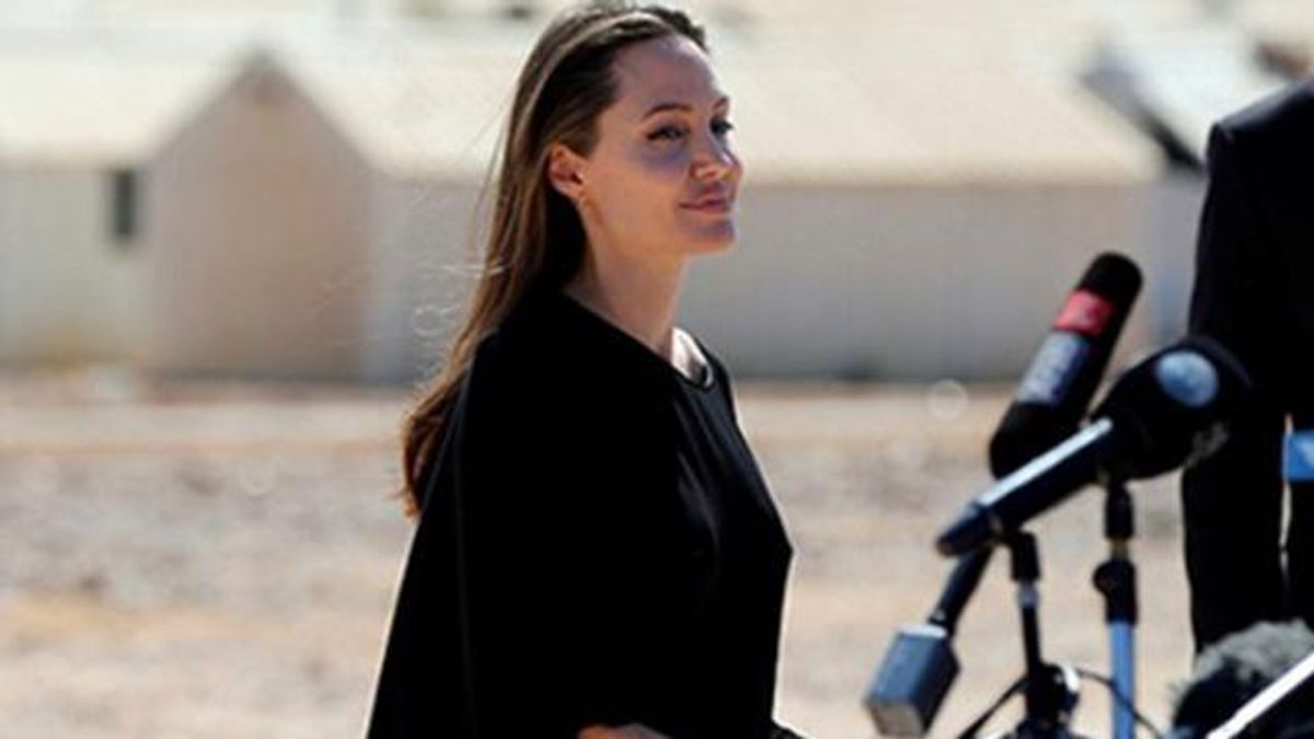 Одежда Анджелины Джоли разозлила сирийских беженцев Одежда Анджелины Джоли разозлила сирийских беженцев