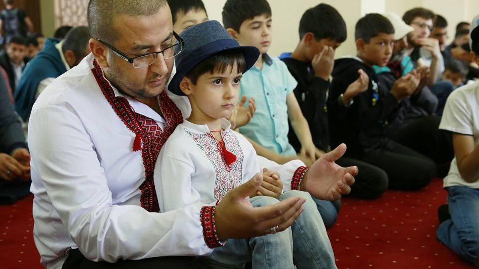 Патриотические мусульмане: как украинцы празднуют Курбан-Байрам в вышиванках