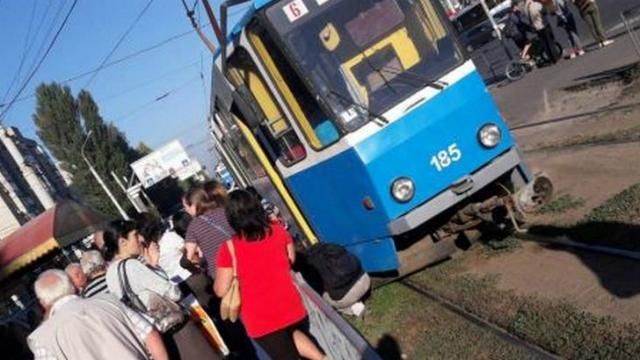 Трамвай збив велосипедиста у Вінниці: хлопець дивом вижив Трамвай збив велосипедиста у Вінниці: хлопець дивом вижив