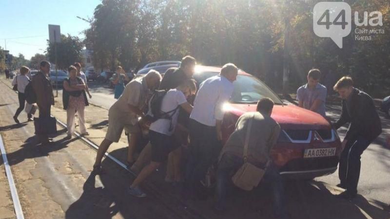 Пасажири власноруч розібрались з машиною на трамвайній колії Пасажири власноруч розібрались з машиною на трамвайній колії
