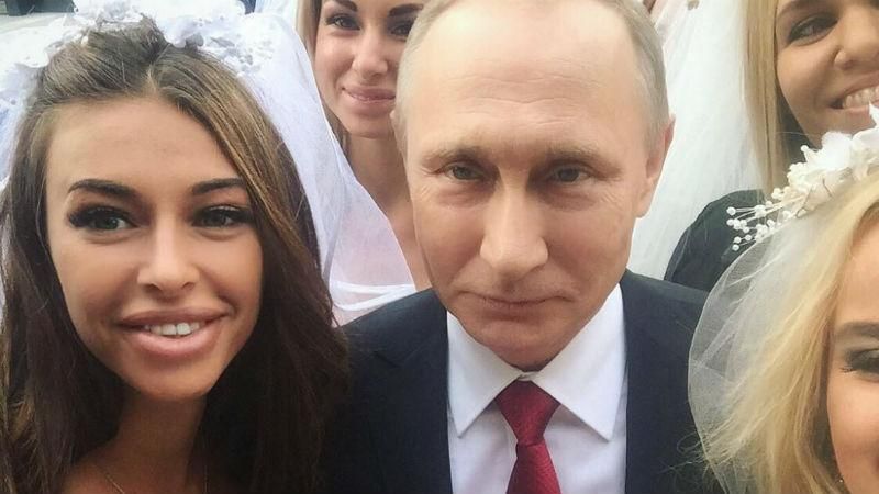 Путін влаштував фотосесію з дівчатами з ескорту 