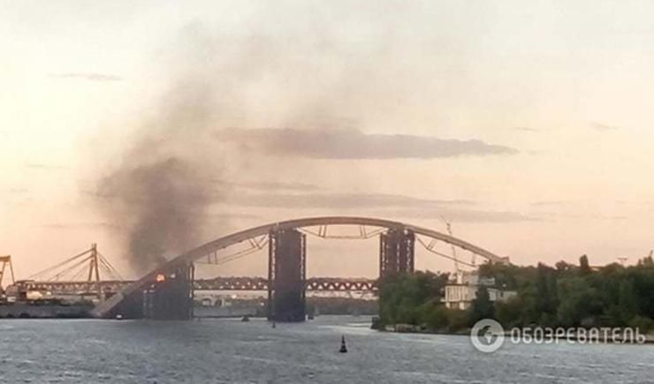 Мост через Днепр загорелся в Киеве