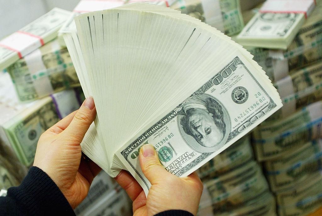 Українцям дозволили забирати більше грошей з банків