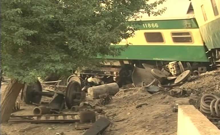 Страшная авария в Пакистане: пассажирский поезд столкнулся с грузовым, есть погибшие