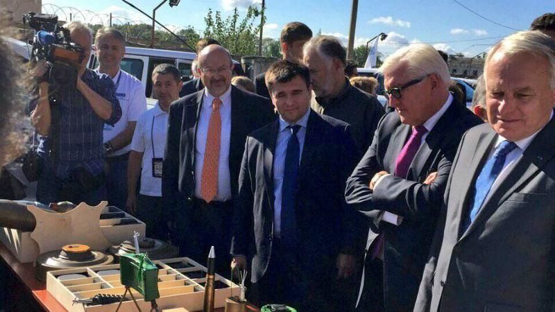 Климкин повез Штайнмайера и Эро поближе к фронту: появились фото Климкин повез Штайнмайера и Эро поближе к фронту: появились фото