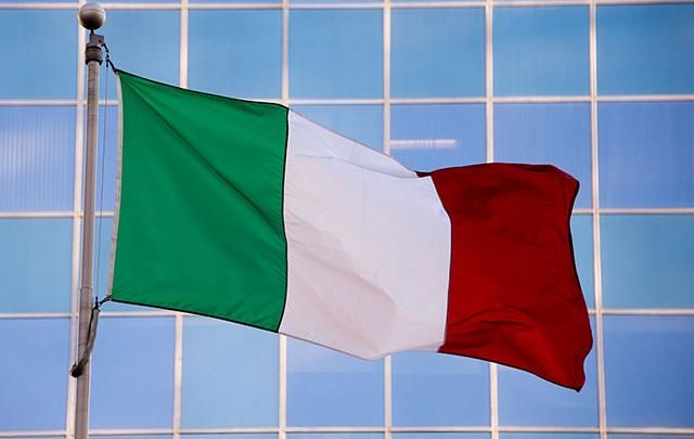 Грузовик в Италии въехал в толпу митингующих Грузовик в Италии въехал в толпу митингующих