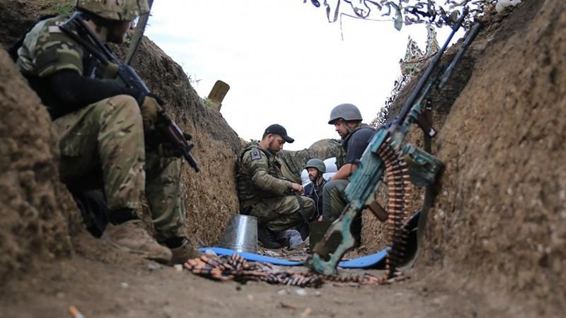 Военные подорвались на вражеской растяжке: есть раненые