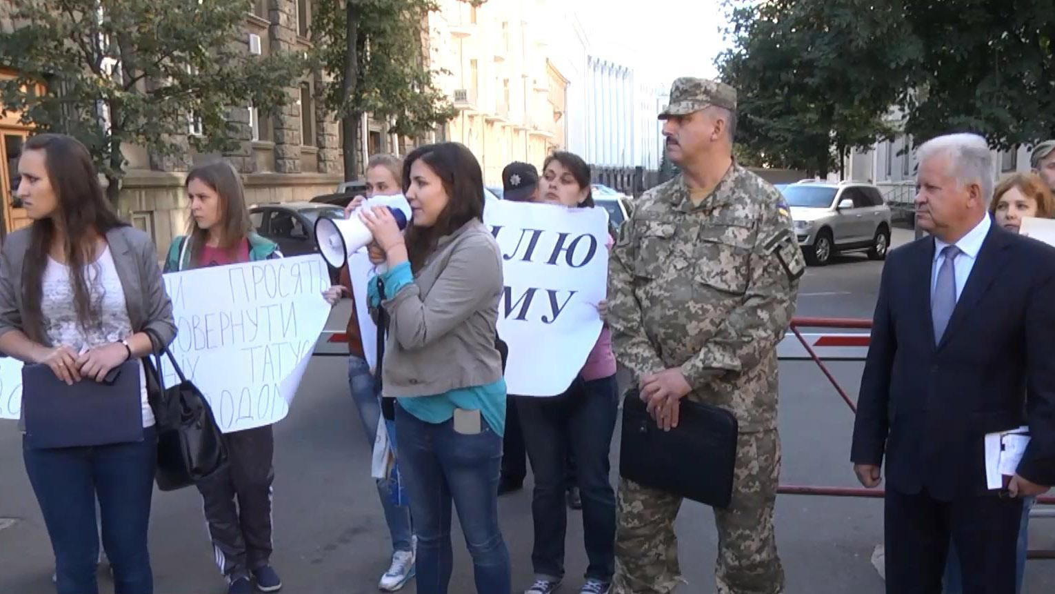 Матери и жены контрактников пикетируют Администрацию Президента