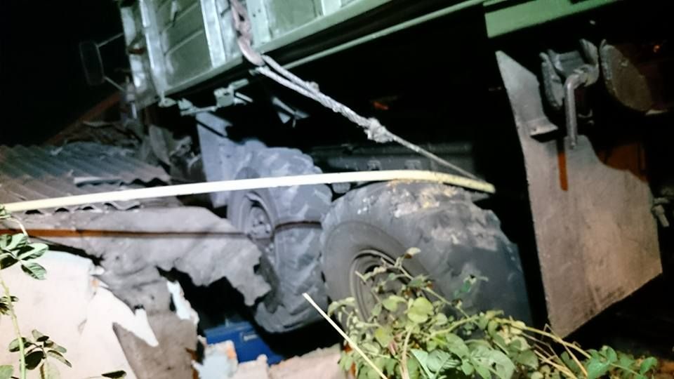 Нічна ДТП у Харкові – вантажівка виїхала на дах будинку: фото, відео Нічна ДТП у Харкові – вантажівка виїхала на дах будинку: фото, відео