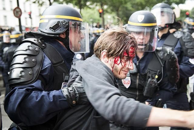 Появились фото с протестов во Франции, где ранили и задержали десятки людей
