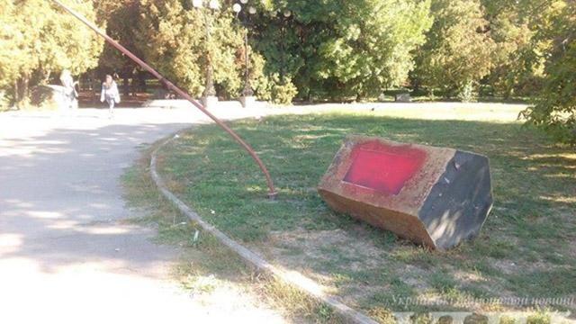 Вандали залили фарбою пам'ятний знак Бандері у Рівному: з'явились фото