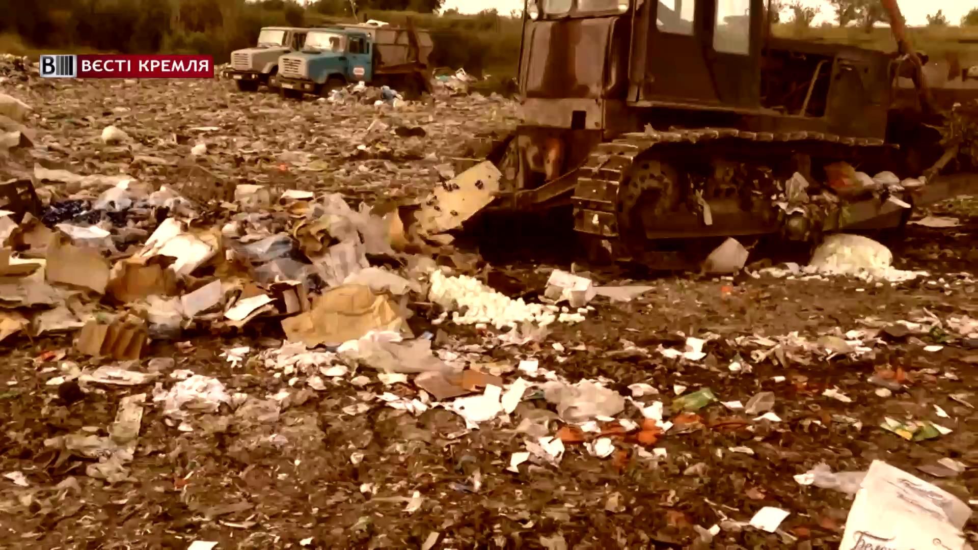 Поліція Росії похвалилися знищенням пляшок без алкоголю Поліція Росії похвалилися знищенням пляшок без алкоголю