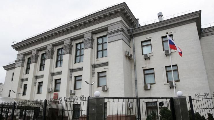 Российское посольство неизвестные атаковали в Киеве, – СМИ