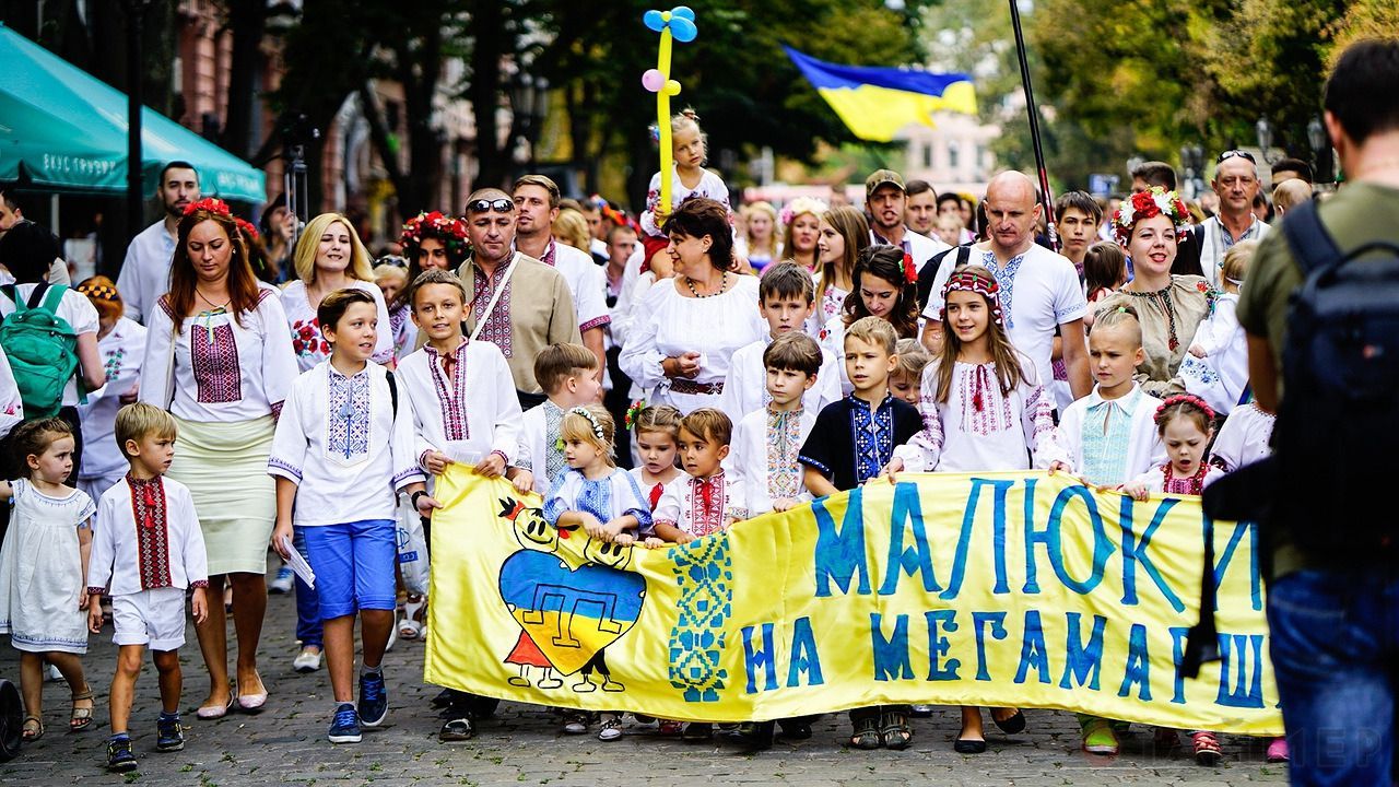 Яскравий парад вишиванок відбувся в Одесі: з’явилися фото 