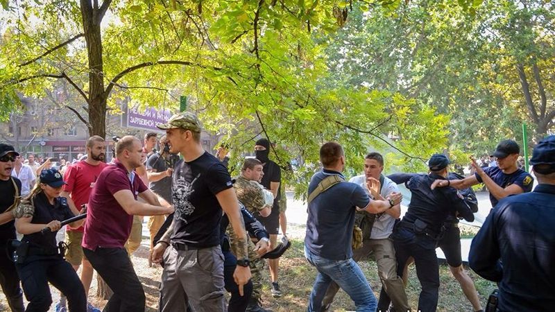 В Одессе произошло столкновение во время сноса ограждения застройки