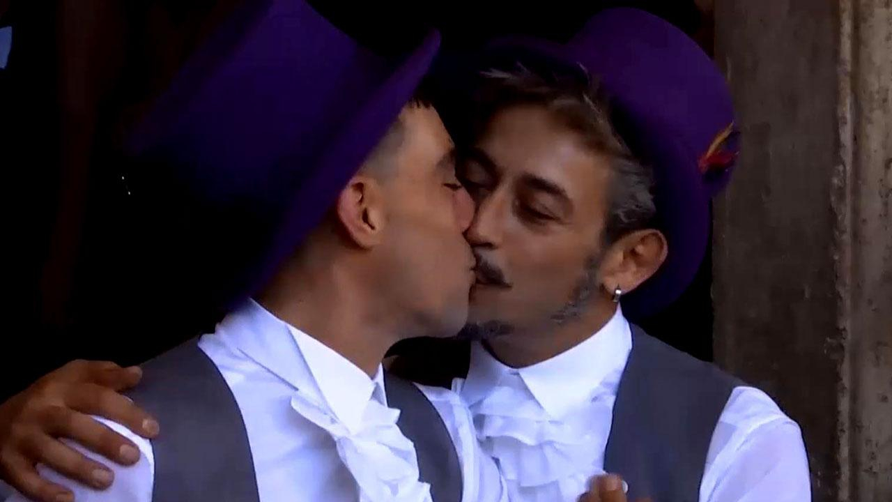 Первая гей-пара помпезно обручилась в Риме