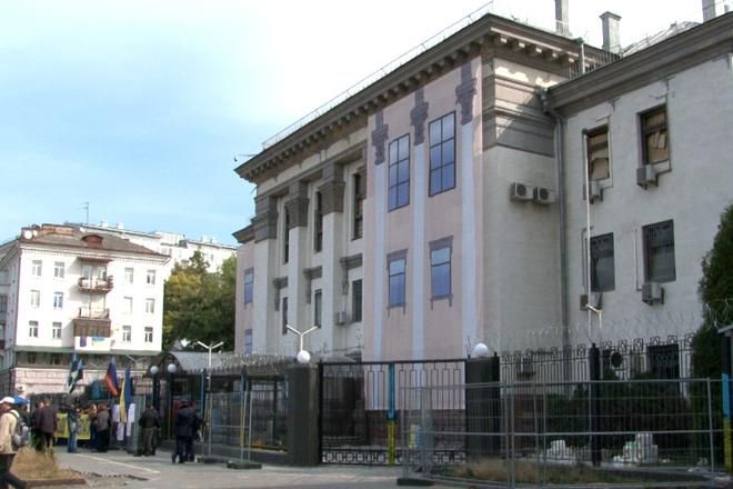 Активисты из "Свободы" сломали забор посольства РФ: столкновения продолжаются
